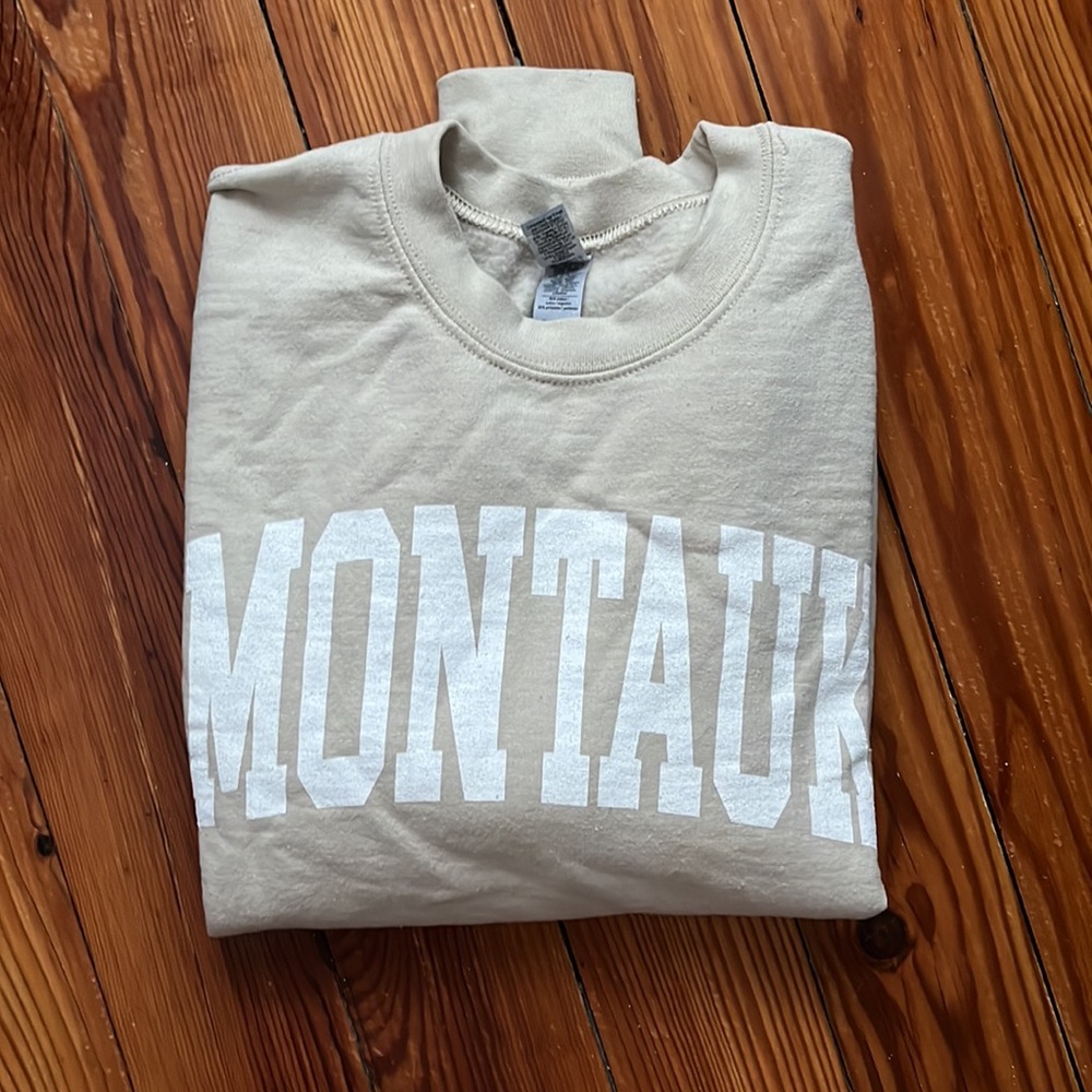 Unisex sized medium gildan heavyweight Montauk sweatshirt the Hampton’s
